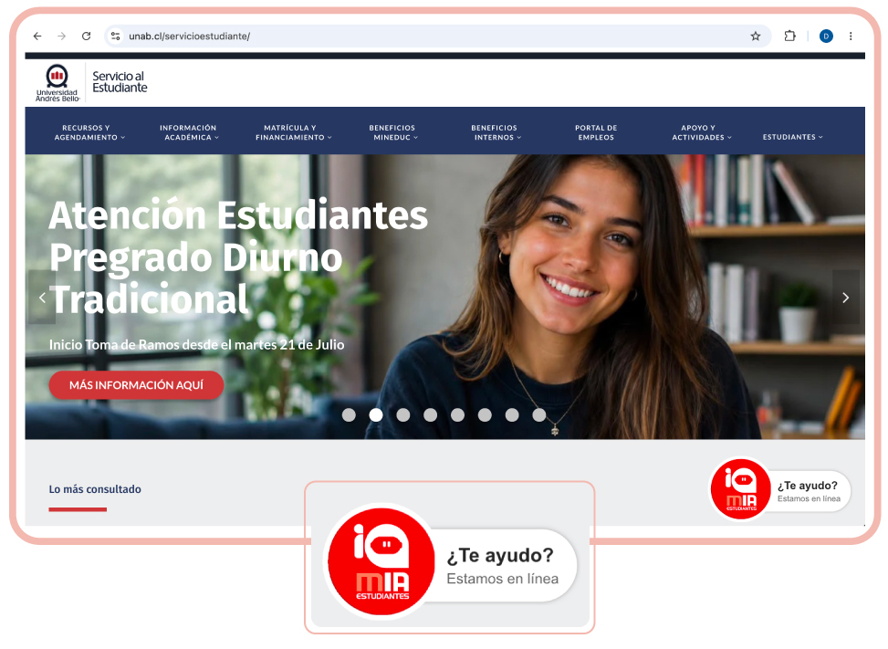 Banner principal de la página de Atención Estudiantes con una joven sonriente frente a una estantería en una biblioteca, de la Universidad Andrés Bello (pregrado diurno).